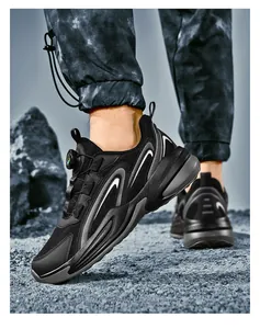 Detail van ademende hardloopschoenen voor heren met draaisluiting en dikke antislipzool
