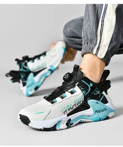 Details von atmungsaktiven Basketballschuhen mit Drehverschluss und News-Aufdruck