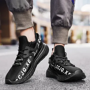 Scarpe da corsa nere leggere da uomo in mesh traspirante con stampa di lettere bianche