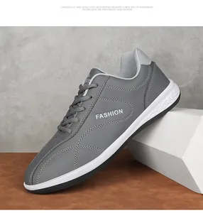 Macro-detail van casual grijze kunstleren sneaker met witte fashion-branding tekst