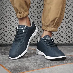 Donkerblauwe heren sneakers van kunstleer met witte antislipzool in urban setting