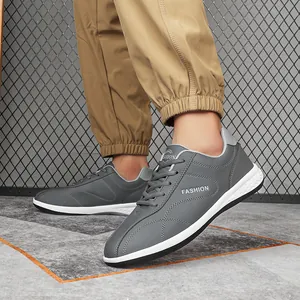 Donkergrijze heren sneakers met dikke witte zolen en een synthetisch lederen afwerking