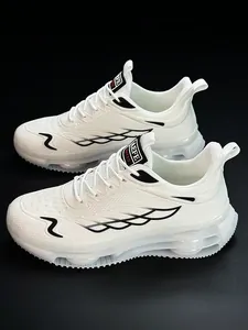 Detailansicht weißer Sneaker mit durchgehender, transparenter Luftkissen-Sohle