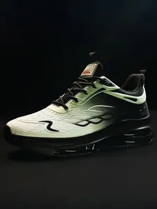 Detail der atmungsaktiven Mesh-Oberfläche und Luftpolstersohle am Sportschuh