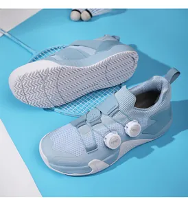 Hellblaue Badmintonschuhe mit Doppel-Drehverschluss-System und atmungsaktivem Mesh