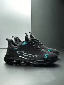 Detailansicht des schwarzen Mesh-Materials und grüner Wellenlinien am leichten Laufschuh