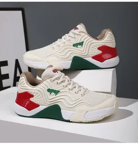 Détail de mesh et similicuir sur chaussures de badminton rétro crème avec accents verts