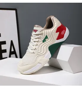 Vue détaillée de la tige en maille respirante et des contrastes colorés de la chaussure
