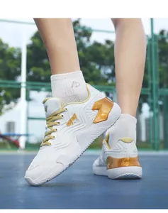 Gros plan des baskets mode blanc et or avec profil latéral en mesh respirant pour sport