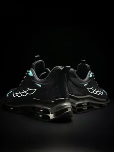 Detailansicht Herren-Laufschuh mit blauen Wellenlinien und klarer Luftkissen-Sohle