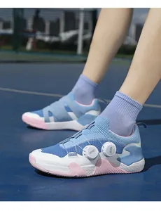 Details leichter Sportschuhe mit Doppel-Drehverschluss und rosa-blauem Mesh-Gewebe