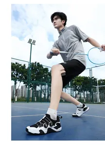Detail von Badminton-Schuhen mit doppeltem Drehverschluss auf einem Sportplatz