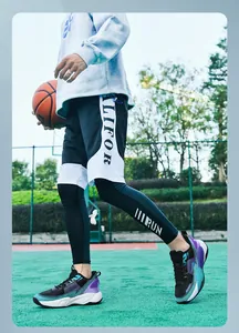 Basketballschuhe für Herren in Lila und Minzgrün beim Laufen auf dem Basketballplatz