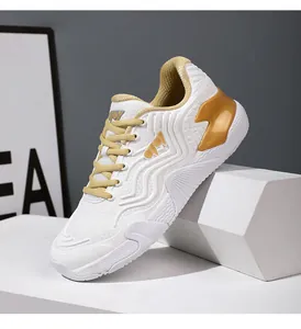Vue détaillée des baskets de badminton en mesh blanc respirant avec des touches dorées