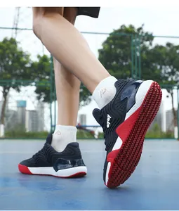 Détail des chaussures de badminton avec maille respirante et semelle en caoutchouc rouge