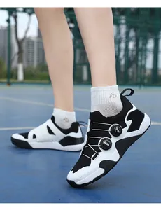 Detail der Profi-Hallenschuhe mit Doppel-Drehverschlüssen und atmungsaktivem Mesh