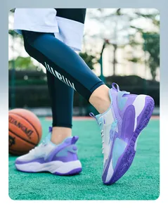 Detailansicht der lila Basketballschuhe mit Farbverlauf und atmungsaktivem Mesh auf dem Platz