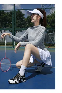 Nahaufnahme eines leichten Badminton-Sportoutfits für Damen mit Faltenrock auf dem Platz