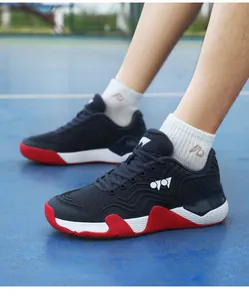 Détail de chaussures de badminton légères avec mesh respirant et semelles antidérapantes