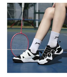 Detail von Profi-Badmintonschuhen mit doppeltem Drehverschluss auf einem blauen Platz