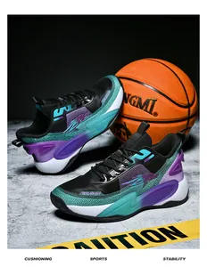 Detail von High-Top Basketballschuhen mit Mesh-Gewebe und Dämpfungssohle auf dem Feld