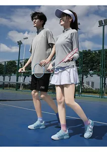 Außenaufnahme von leichter Badminton-Bekleidung mit atmungsaktiven grauen Sportsets