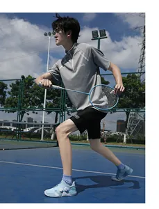 Hellblaue Badmintonschuhe und graue Sportbekleidung am Modell beim Außentraining