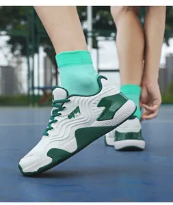 Détail de chaussures de badminton respirantes blanc et vert avec semelle antidérapante