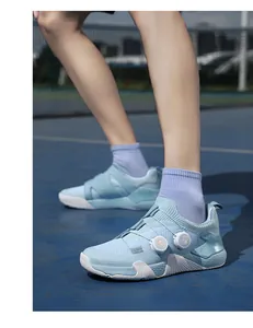 Detailansicht der hellblauen Tennisschuhe mit Doppel-Drehverschluss am Platz