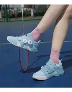 Detail von hellblauen Badmintonschuhen mit dualem Drehverschluss-Schnürsystem