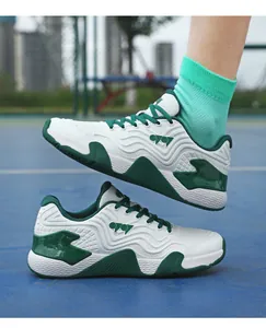 Détail de chaussures de badminton blanc et vert avec mesh respirant et semelle antidérapante