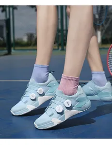 Hellblauer Tennisschuh mit doppeltem Drehverschluss und atmungsaktivem Mesh-Gewebe