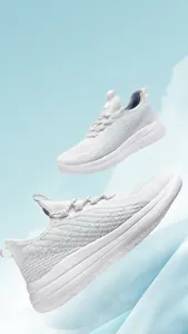 Gros plan de chaussures de course légères en mesh blanc avec texture respirante sur fond