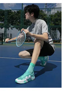 Detail von leichten mintgrünen Badmintonschuhen mit Dual-Drehverschluss und Socken