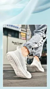 Détails de baskets blanches en mesh respirant avec semelles épaisses pour la course quotidienne