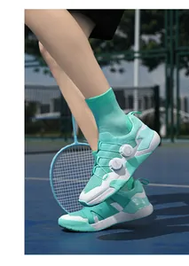 Detail von leichten Badmintonschuhen mit mintgrünem Doppel-Drehverschlusssystem