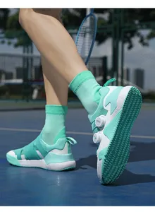 Detail von minzgrünen Badmintonschuhen mit Drehverschluss und rutschfester Gummisohle