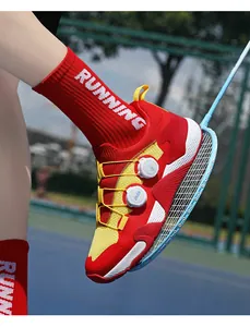 Detail eines rot-gelben Badmintonschuhs mit Doppel-Drehverschluss auf dem Schläger
