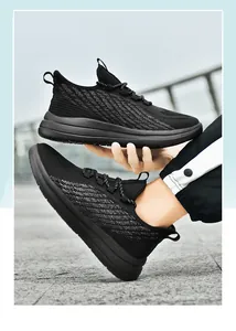 Détail de la tige en maille respirante noire et semelle amortissante sur chaussure de course