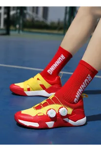 Detail von rot-gelben Badmintonschuhen mit praktischem Doppel-Drehverschluss-System
