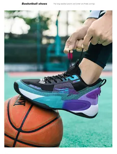 Nahaufnahme von atmungsaktiven Basketballschuhen mit Kontrastfarben auf dem Platz