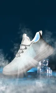 Détail de baskets blanches en mesh respirant avec semelles épaisses et doublure bleue