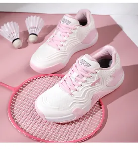 Gros plan sur le mesh respirant et la semelle rose des chaussures de badminton légères