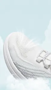 Détail de la tige en maille fly-knit blanche respirante et texture des chaussures de sport
