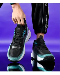 Detail des atmungsaktiven Obermaterials bei Basketballschuhen mit lila-mintfarbenem Verlauf