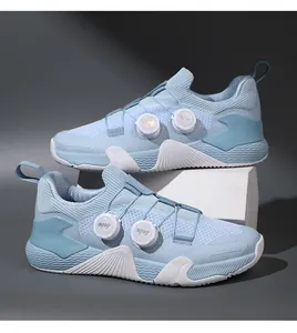 Nahaufnahme hellblauer Badmintonschuhe mit praktischem Doppel-Drehverschluss-System