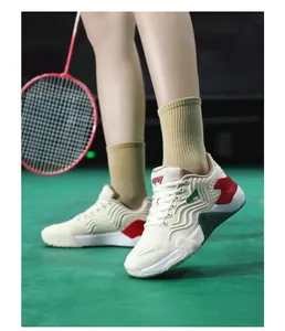 Détail de la maille respirante et du support latéral de chaussures de badminton