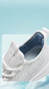 Vue détaillée de la doublure respirante en nid d'abeille bleu et du col des baskets blanches
