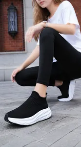 Détail de baskets chaussettes en tricot respirant avec semelle blanche épaisse dehors