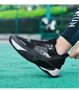 Detailansicht der atmungsaktiven Basketballschuhe mit Punkttextur auf Sportplatz